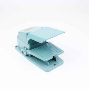Interruptor de pedal con guarda metalico marca CNTD