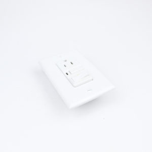 Receptaculo y interruptor blanco incluye placa con proteccion
