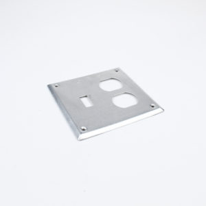 Tapa 4″ para 1 interruptor de palanca sencillo y toma doble